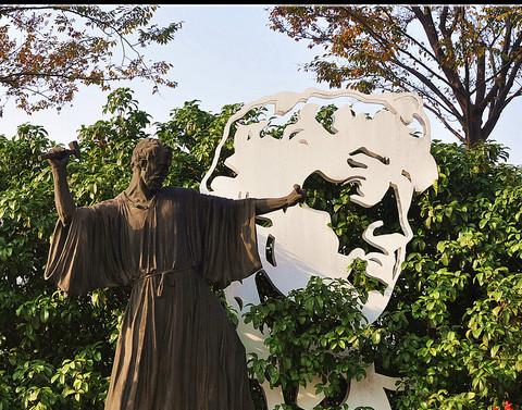 上海大学的人文景观——历代名人群塑2